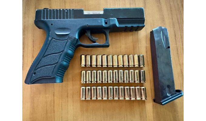 Policía detiene a dos sujetos con pistola en Pedernales