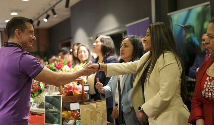 Daniel Noboa se reunió en Madrid con migrantes y aplaudió su valentía