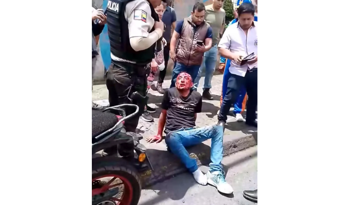 ¡Intentó robar un bus en Ambato y terminó molido a golpes!