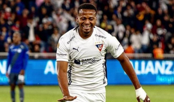 ¡Michael Estrada en la mira! Lo bajaron por indisciplina en LDU.