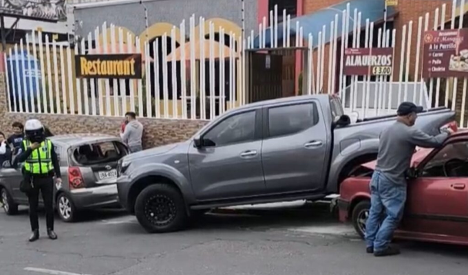 Choque entre 3 carros sacudió la Av. Manuelita Sáenz