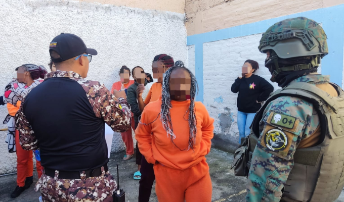 ¡Requisas en la cárcel de Ambato! Militares hallan chips y cuchillos