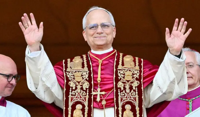 León XIV fue elegido como sucesor de Francisco y tiene raíces latinas