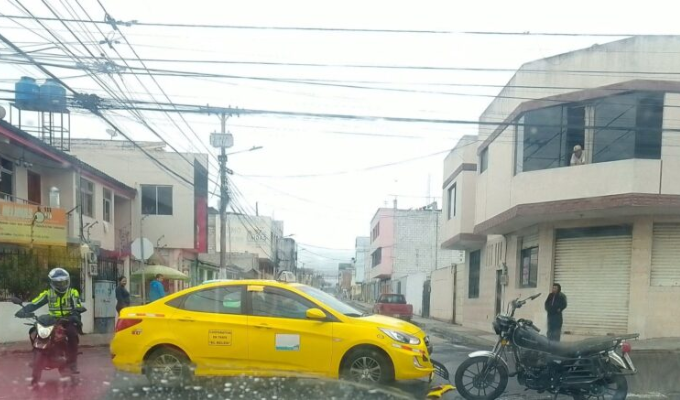 ¡Taxi y moto chocan en plena Av. Isidro Viteri!