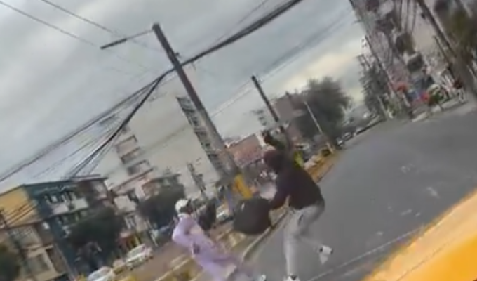 ¡Terror en el semáforo! Limpiaparabrisas sacó machete en plena calle