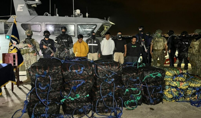Interceptan lancha con 2,1 toneladas de droga en altamar
