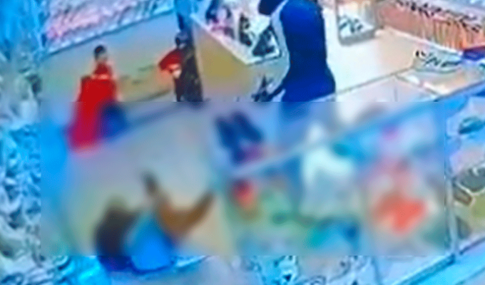 ¡Terror en Chillogallo! Sicario ejecuta a hombre frente a niño