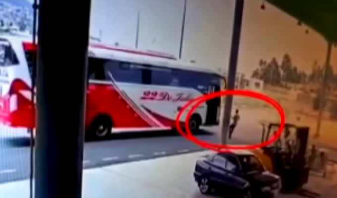 Ambato, Controlador muere atropellado por el bus en que trabajaba