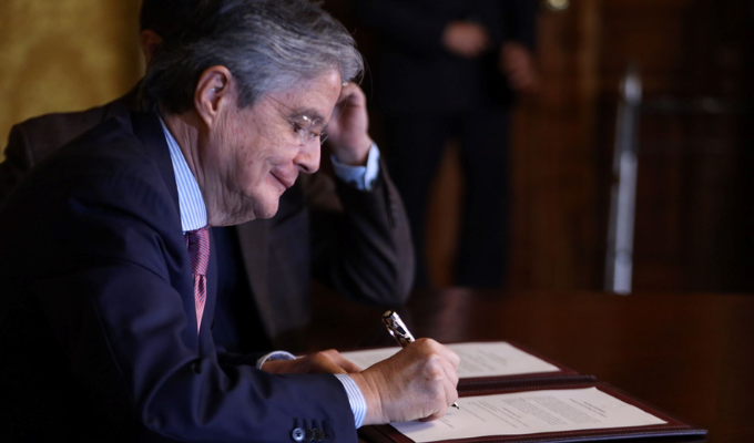 Lasso reduce impuesto a la renta en primer Decreto Ley