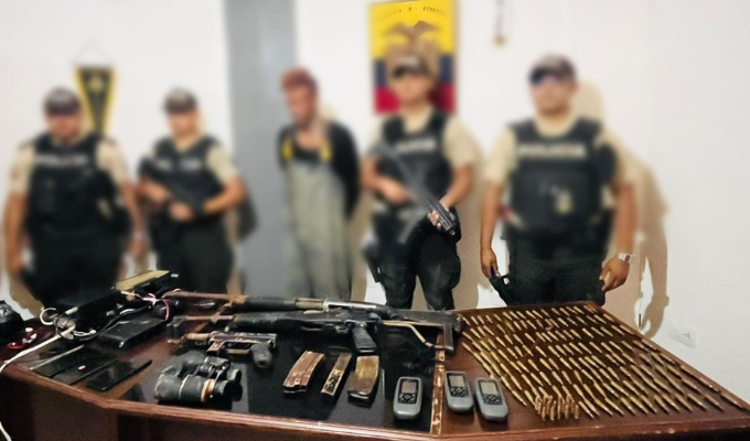 ¡Balacera en el Manabí! Hombre armado fue capturado en lancha