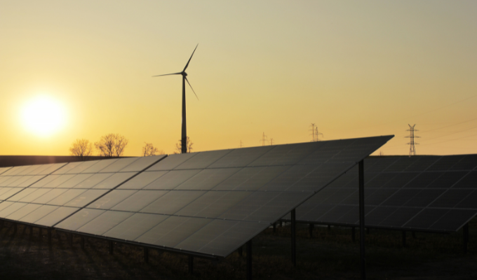 Gobierno negocia con empresa española mega instalación solar