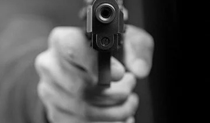 ¡Terror en Atocha! Dos jóvenes baleados frente a sus casas