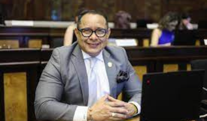 Ronal González en líos: piden suspenderlo 90 días