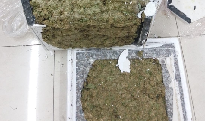 ¡Quería pasar droga escondida en una mesa!