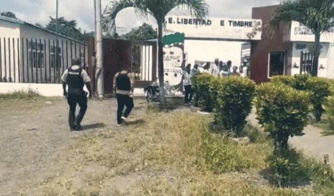 ¡Terror en escuela de Esmeraldas! Maestra baleada