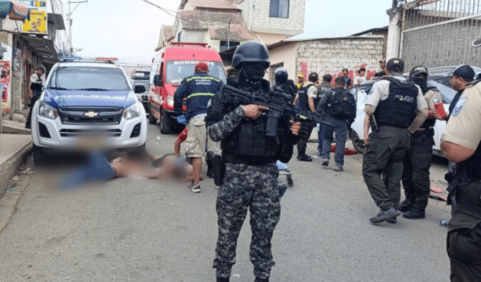 ¡A balazos en plena calle! Policía responde y captura a dos en Manta