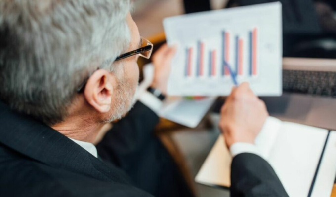 Riesgo País baja a 968 puntos tras medidas económicas