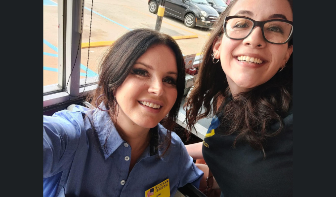 ¿Cantante o mesera? Lana Del Rey sacude Internet desde una cafetería