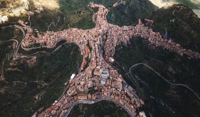 Centuripe: El Pueblo con Forma Humana en las Montañas de Sicilia