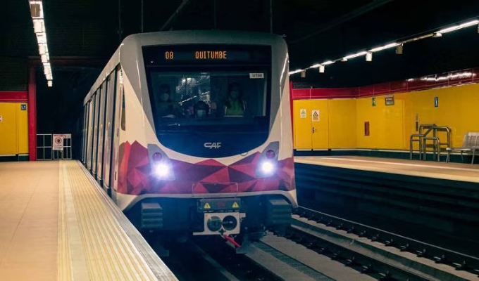 Prioridad en el Metro de Quito: Estudiantes, docentes y trabajadores.