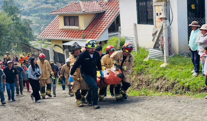 Bomberos de Cuenca rescatan a hombre sepultado bajo tierra