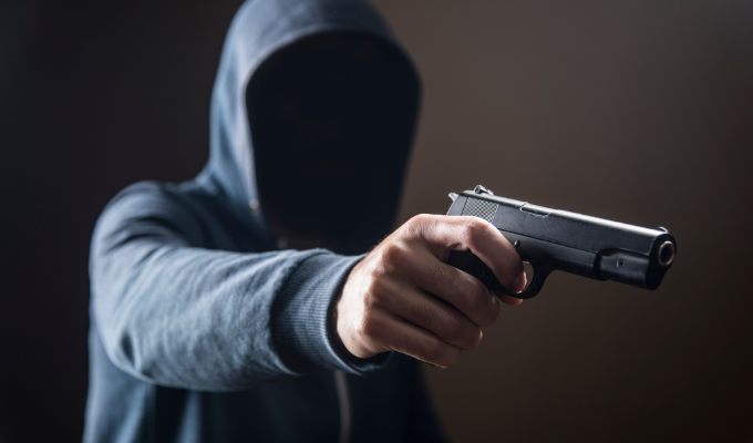 ¡Terror en Ambato! Asaltantes armados atacan en la noche