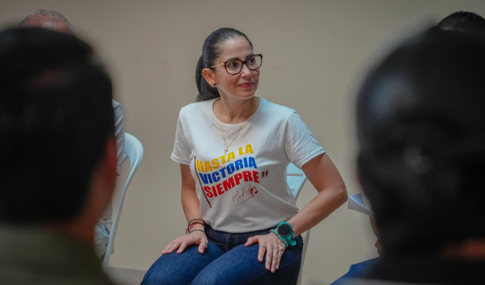 Luisa González se pone la camiseta de Correa y desata comentarios