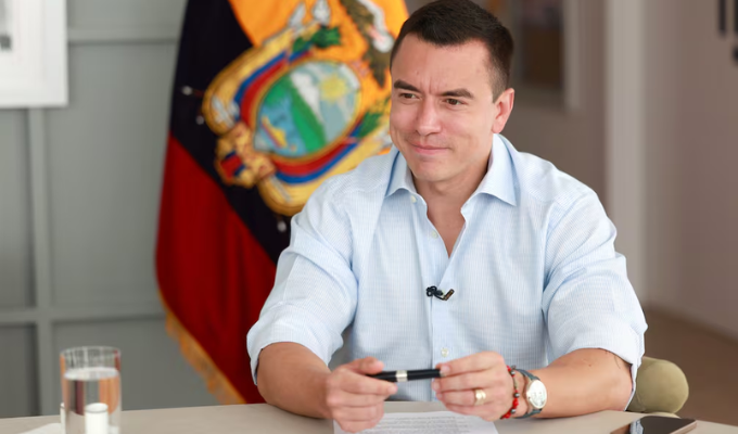 Noboa firmó el reglamento para la Ley de Solidaridad Nacional