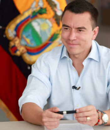 Noboa firmó el reglamento para la Ley de Solidaridad Nacional
