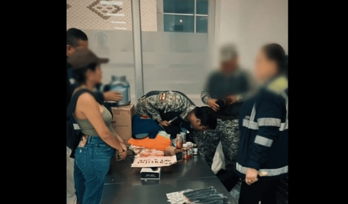 ¡Sorpresa en Manta! Mujer cae con 12 alimentadoras en su maleta