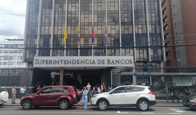 Súper de Bancos rastrea ingreso de 800 millones en billetes de $100