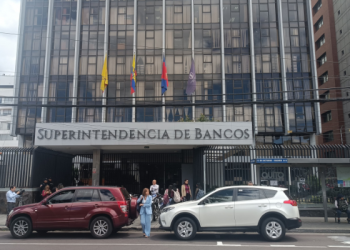 Súper de Bancos rastrea ingreso de 800 millones en billetes de $100