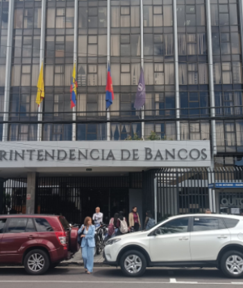Súper de Bancos rastrea ingreso de 800 millones en billetes de $100