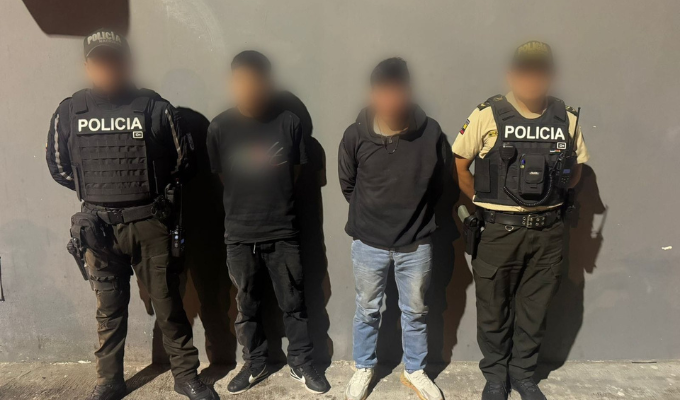 ¡Caen dos sujetos armados tras robar una gasolinera en Imbabura!