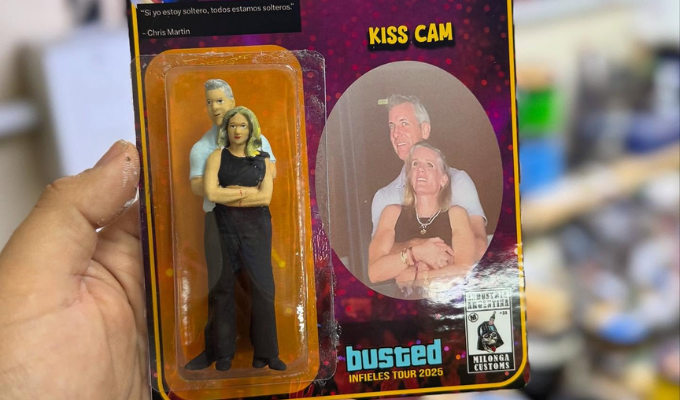 Muñecos viralizados tras el “kiss-cam” de Coldplay
