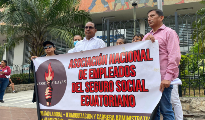 Extrabajadores del IESS acusan al Gobierno de dejarlos sin sustento