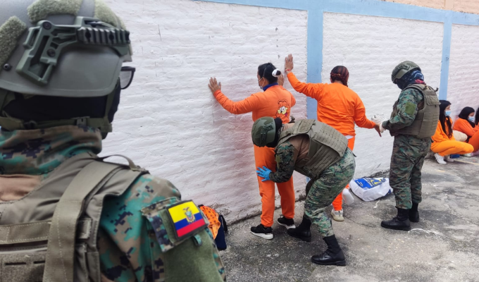 Fuerzas Armadas escoltaron a 42 presos colombianos de Ambato-Colombia