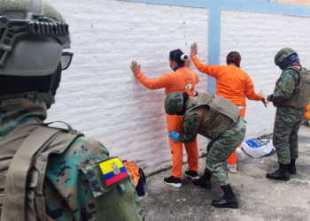 Fuerzas Armadas escoltaron a 42 presos colombianos de Ambato-Colombia