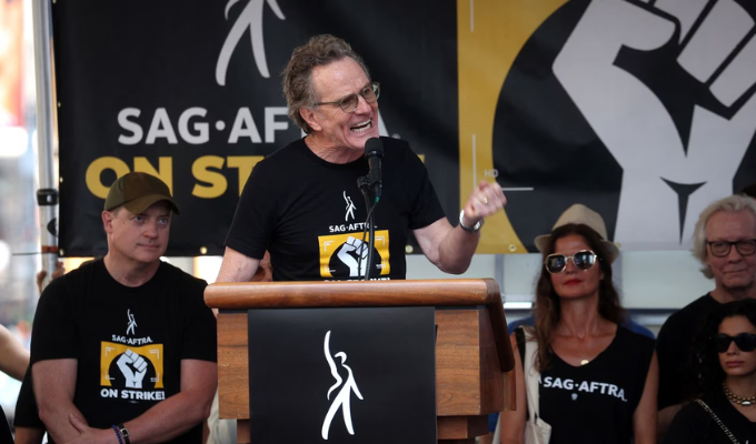 ¡Guerra en Hollywood! Cranston Contra Iger: ¡No a los Robots!
