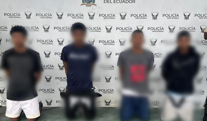 Caen armados en pleno transporte público