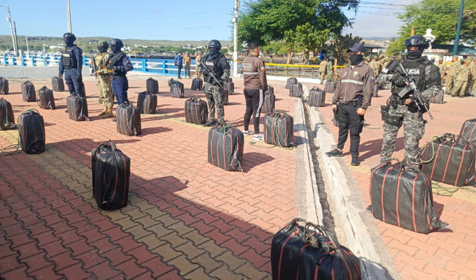 ¡Cocaína flotando en altamar! Mega incautación frente a Galápagos