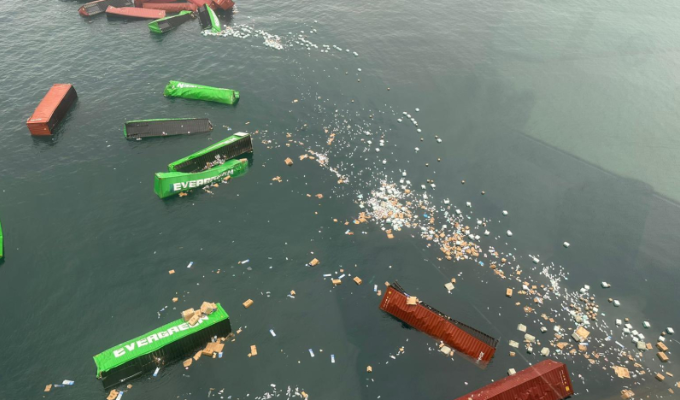 50 contenedores caen al mar y cierran el puerto Callao del Perú