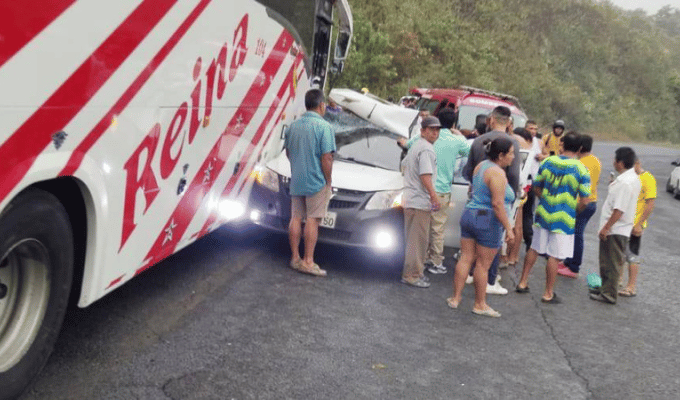 ¡Dolor en Bahía! Dos médicos mueren tras brutal choque en Manabí