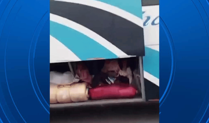 Dos niños y una mujer viajaban en el maletero de un bus en Riobamba