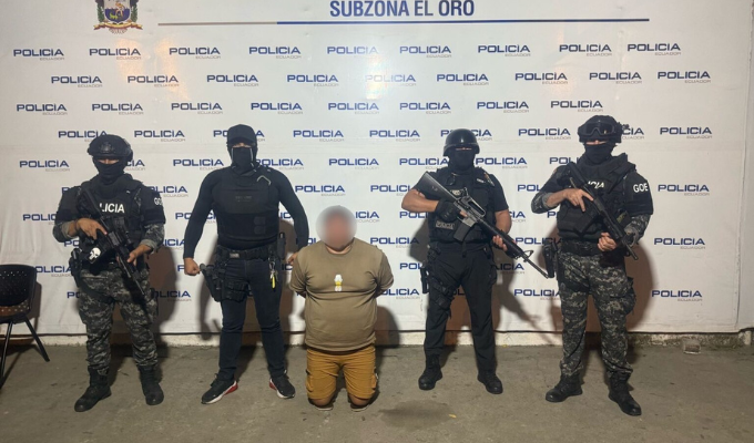 ¡Cae con pistola y fajos de billetes en Machala!