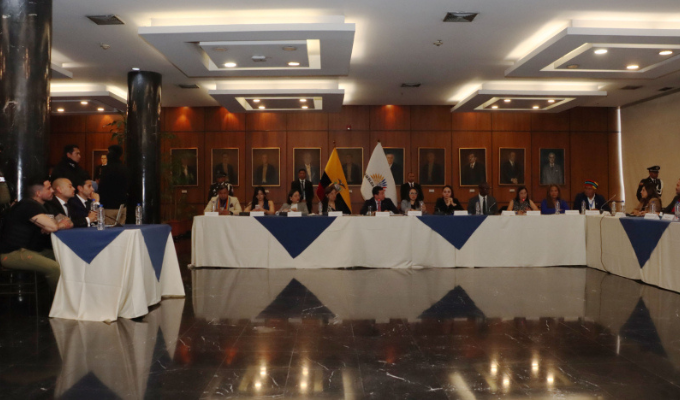 Salcedo apunta a EE.UU. con papeles
