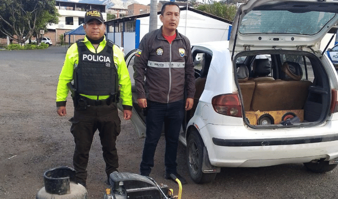 ¡Delincuente huye y deja el carro lleno de cosas robadas!