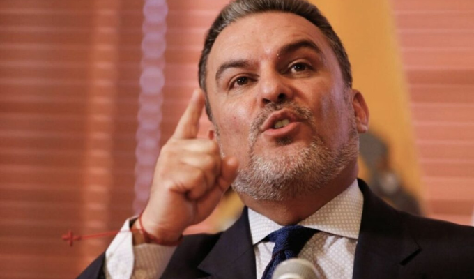 Retienen a José Serrano en EE.UU.