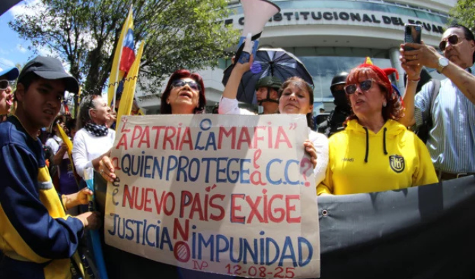 Comparan a D. Noboa con R. Correa tras marcha contra la Corte