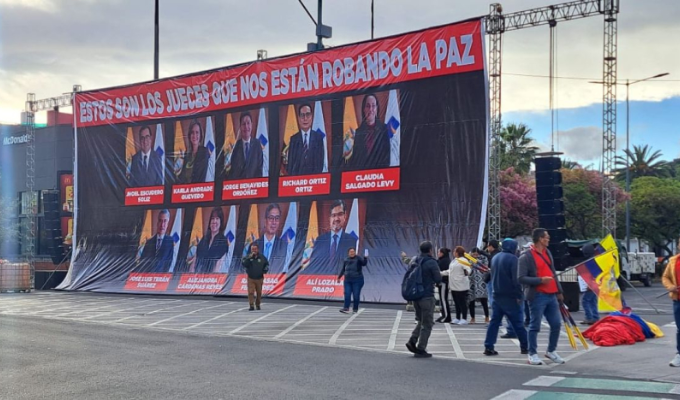 Quito: Municipio tras quienes pusieron vallas contra jueces de la C.C.